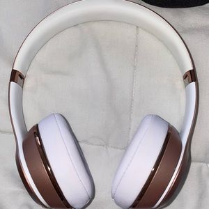 Beats By Dr.Dre Rosegold (one side isn’t working)